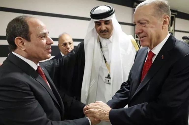 Cumhurbaşkanı Erdoğan Katar'da liderlerle görüştü! Sisi ile de bir araya geldi