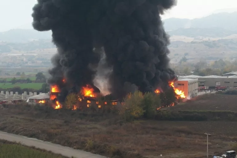 Denizli'de feci yangın! Kimya fabrikası alevler içinde kaldı: Ekipler müdahale ediyor