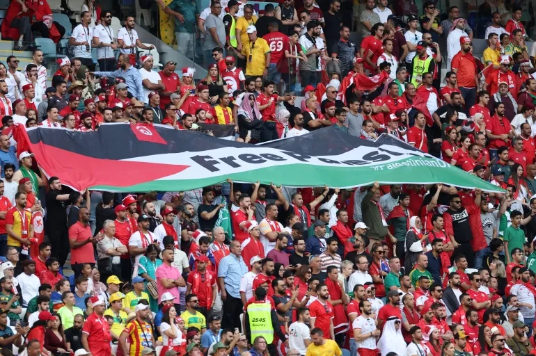 Dünya Kupası'nda büyük destek! Tunus tribünleri Filistin bayrağı açtı