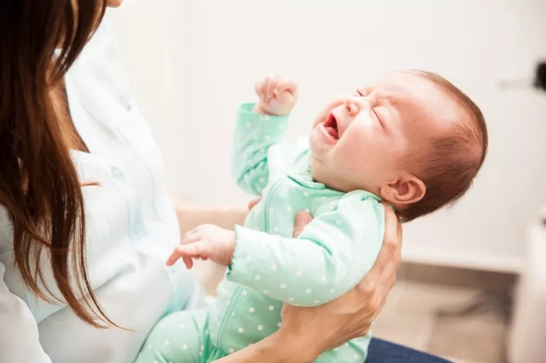 Gebelikte başı ağrıyanın bebeği kolik oluyor! Migren, kolik bebek doğumu ihtimalini artırıyor