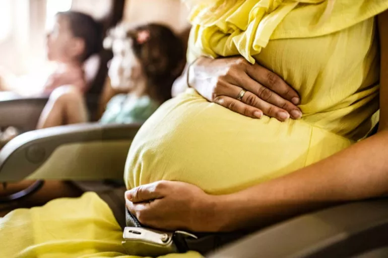 Hamileyken uçağa binmek güvenli mi? Doktor onayı varsa ikinci trimester, uçak yolculuğu için en ideal dönem!