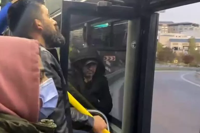İETT'de bir ihmal daha: Tıka basa dolu otobüs kapısı açık ilerledi
