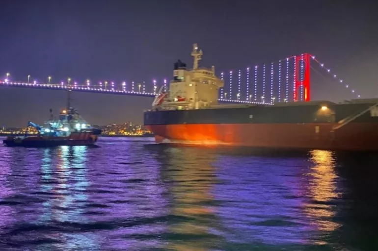 İstanbul Boğazı'nda korkutan anlar! 228 metrelik yük gemisi arızalandı