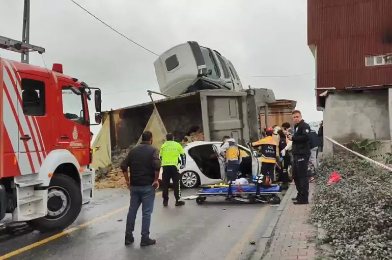 İstanbul'da feci kaza! Hafriyat kamyonu otomobilin üstüne devrildi