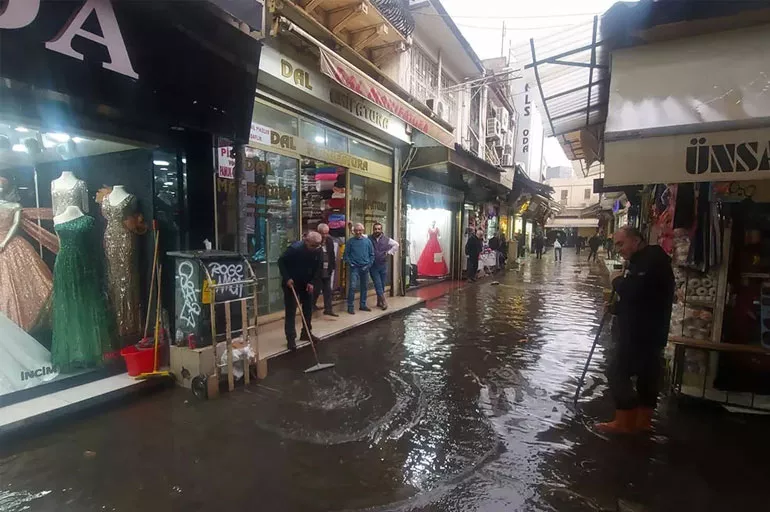 İzmir'de sağanak yağış sele neden oldu! Vatandaş belediyenin altyapısına isyan etti