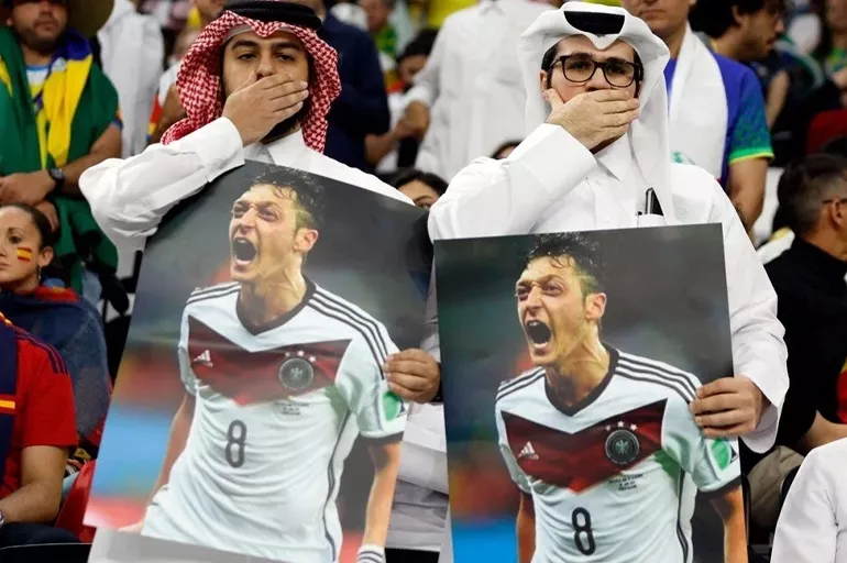 Katarlı seyircilerden Almanlara Mesut Özil tepkisi! OneLove tartışması büyüyor
