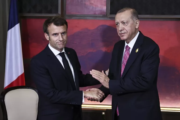 Macron'dan Cumhurbaşkanı Erdoğan'a övgü: Etkin bir rol oynuyor sayesinde gıda fiyatları düştü