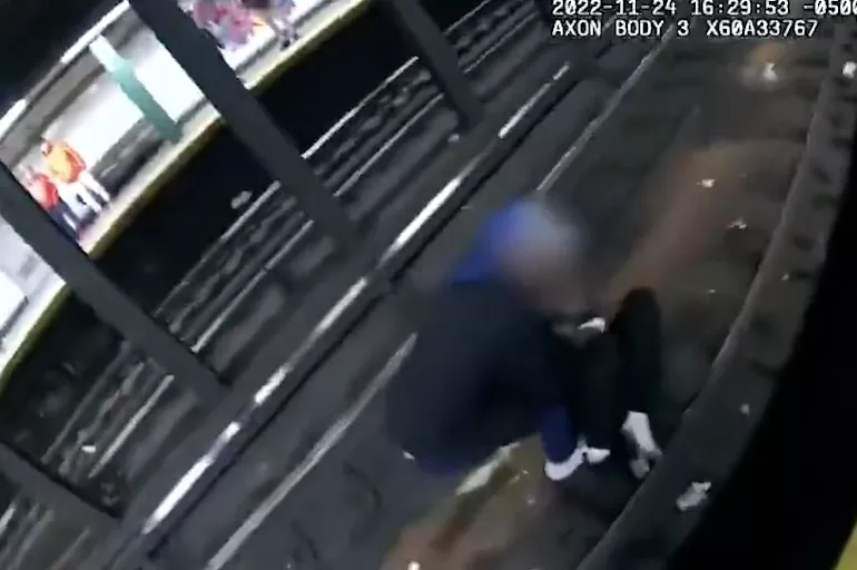 Metro raylarına düşen adam saniyelerle kurtarıldı!