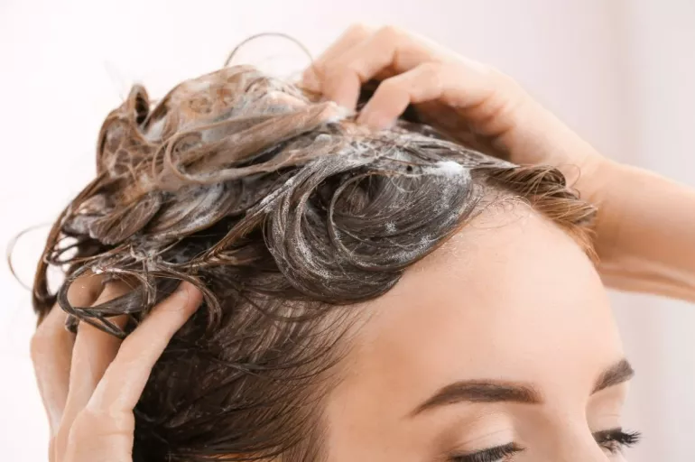 Saçı ne sıklıkta yıkamak gerekiyor? Sık yıkamak faydadan çok zarar getirir!