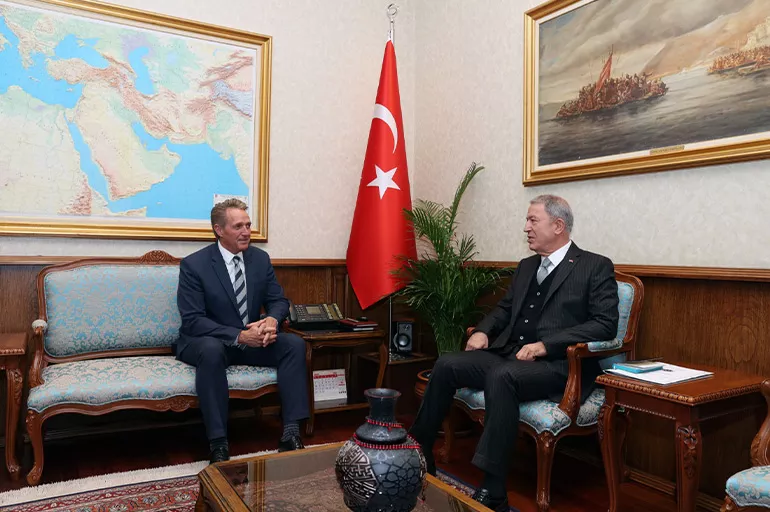 Son dakika: Bakan Akar ABD'nin Ankara Büyükelçisi Jeffrey L.  Flake ile görüştü