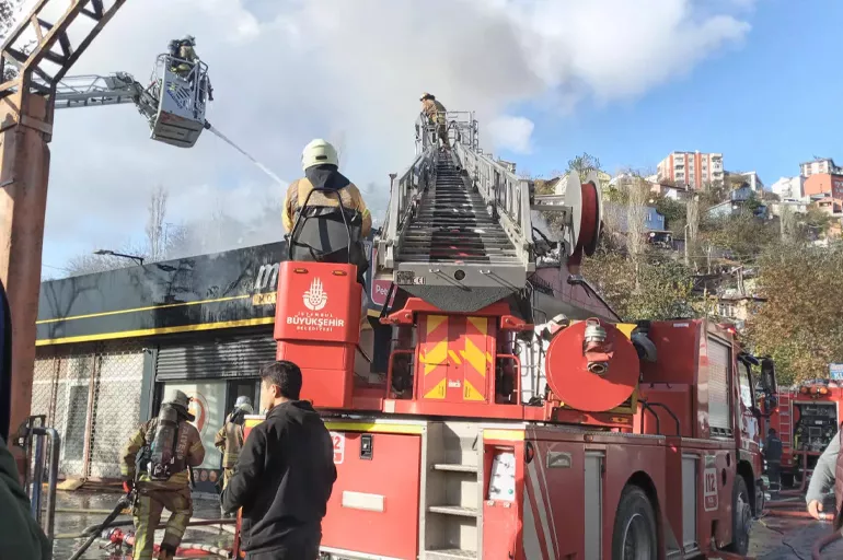 Son dakika: İstanbul'da korkutan yangın! İtfaiye bölgeye sevk edildi