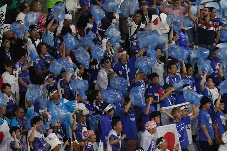 Japonlar işi abarttı! Hırvatistan maçına çöp poşetiyle geldiler