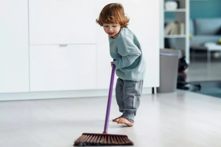 Ev işlerinde çocuklara da görevler verilmeli! Yaşına uygun işler, sorumluluk bilinci oluşturuyor