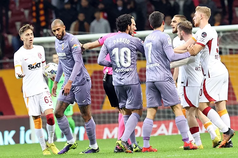 Galatasaray - Villarreal maçında kavga çıktı! Kerem Aktürkoğlu ve Capoue birbirine girdi