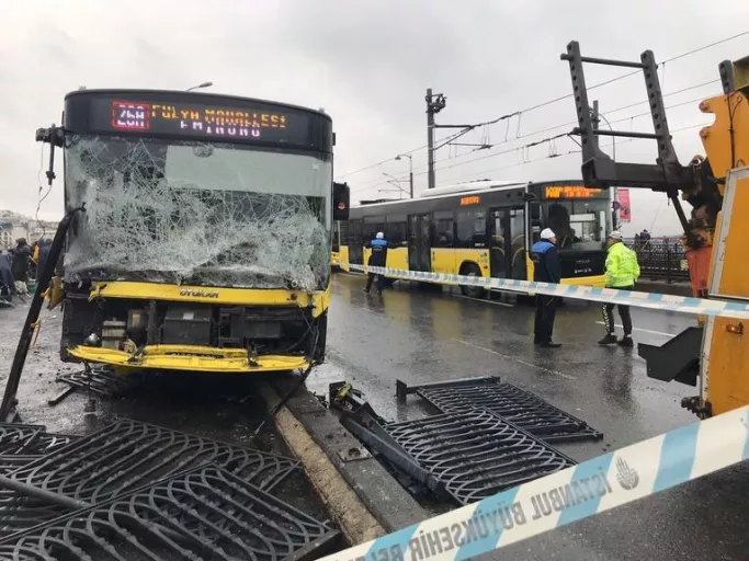 İETT otobüsü Galata Köprüsü üzerinde kaza yaptı! Yaralılar var