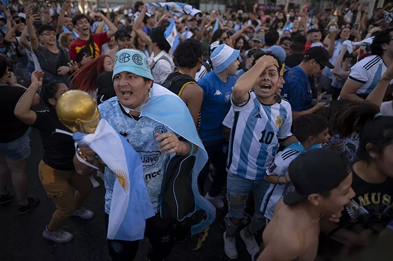 Milyonlarca Arjantinli sokaklara akın etti! Buenos Aires'te çeyrek final coşkusu yaşandı