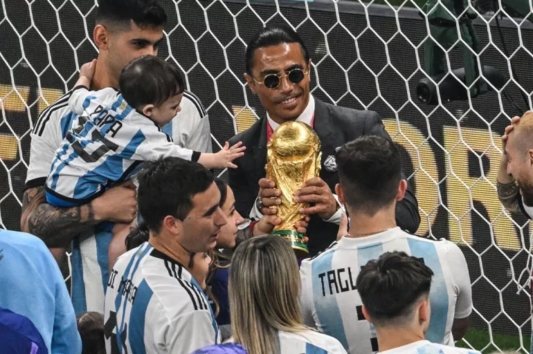2022 Dünya Kupası Nusret'e gitti! Arjantinli oyuncuların zaferine ortak oldu