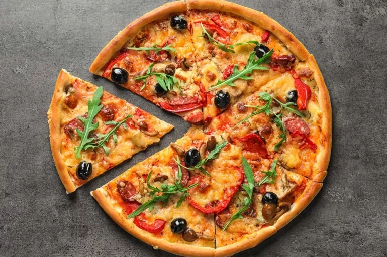 Pizza sevenler dikkat! 1 gece oda sıcaklığında beklemiş pizza tüketilmemeli