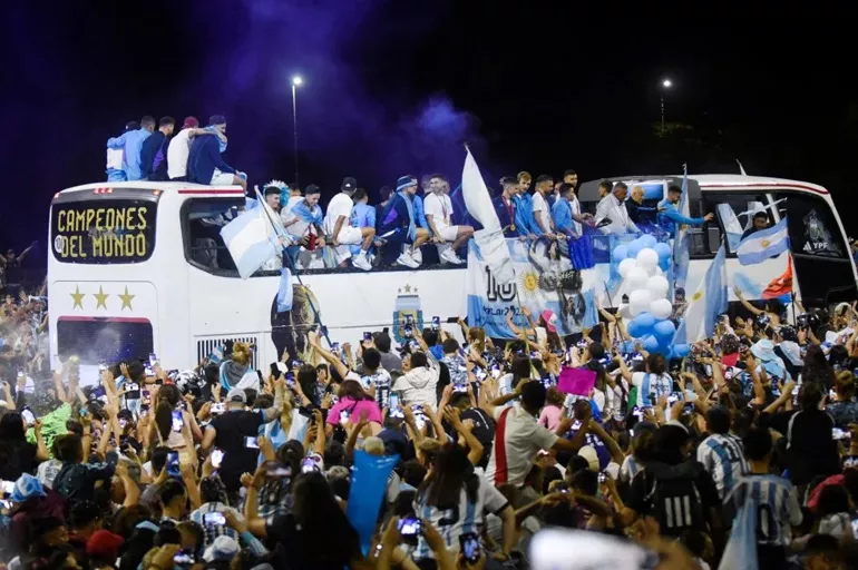 Şampiyon Arjantin Buenos Aires’te coşkuyla karşılandı! Binlerce taraftar sokağa döküldü