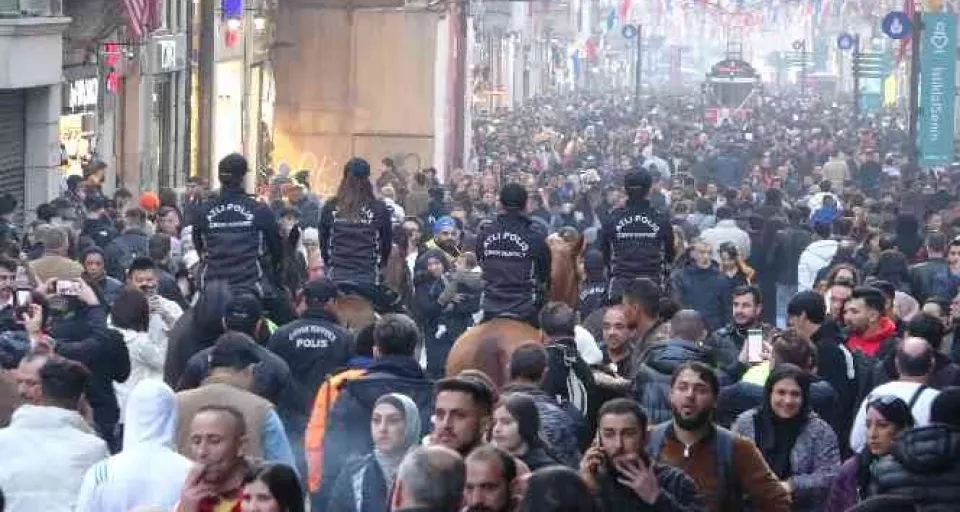 Taksim İstiklal’de vatandaşların yılbaşı yoğunluğu! Adım atacak yer kalmadı