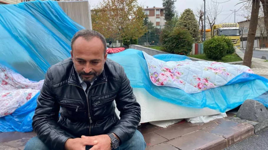 Tekirdağ'dan İstanbul'a ev aramaya geldi! Eşyalarıyla sokak ortasında kalakaldı