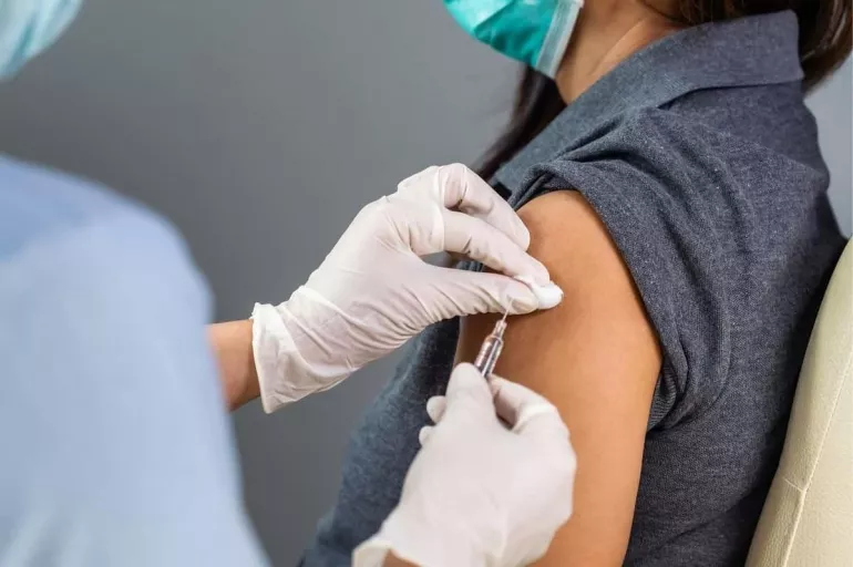 Covid-19 aşısı yan etkiye sebep oluyor mu? CDC tartışmalara noktayı koydu!