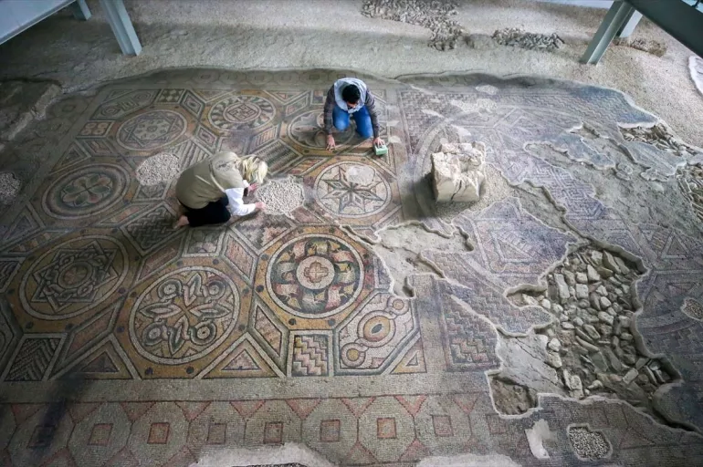 Dünyada böylesi yok! Mahallenin altından 2 bin yıllık Roma villaları ve benzeri olmayan mozaikler çıkıyor