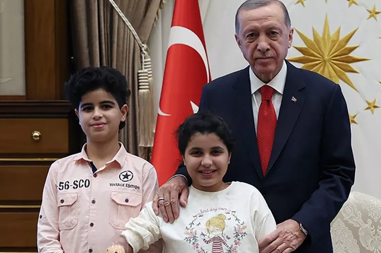 Erdoğan, Türkiye'de tedavi edilen Filistinli kardeşleri Beştepe'de ağırladı
