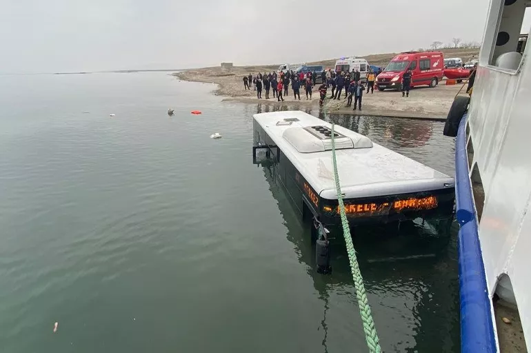 Görenleri dumura uğratan kaza! Halk otobüsü göle gömüldü