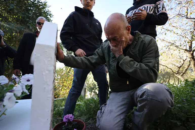 İsrail mahkum etmişti: 40 yıl sonra özgürlüğüne kavuşan Filistinli ilk önce babasının mezarını ziyaret etti