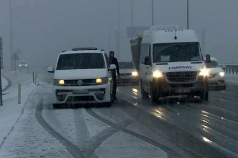 İstanbul'a günlerdir beklenen kar yağışı başladı! Kar otoyollarda zemini kapladı