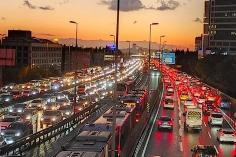 İstanbulluların bitmeyen çilesi trafik! Mesai bitiminde yoğunluk yüzde 72'ye çıktı