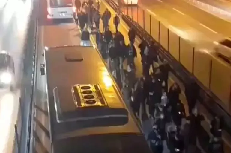 İstanbulluların metrobüs çilesinde değişmeyen manzara! Yolcular yürümek zorunda kaldı