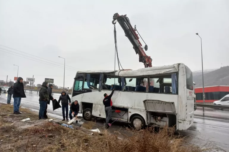 Kayseri'de işçi servis midibüsü şarampole devrildi: 25 yaralı var