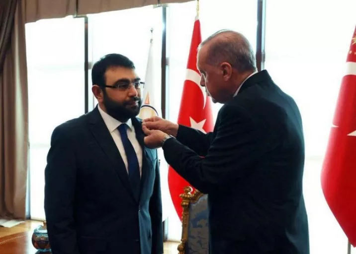 Osmanlı'ya hakaret eden Tunç Soyer'e ağzının payını vermişti! Saadet Partisi tarafından görevden alınan Ustaosmanoğlu AK Parti'ye katıldı