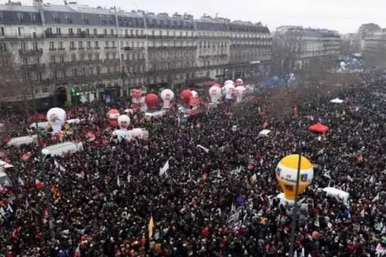 Paris'te milyonlar sokağa indi! Macron'a büyük tepki