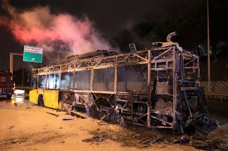 Son dakika: İETT otobüsü küle döndü! TEM'de ilerlerken alev alev yandı