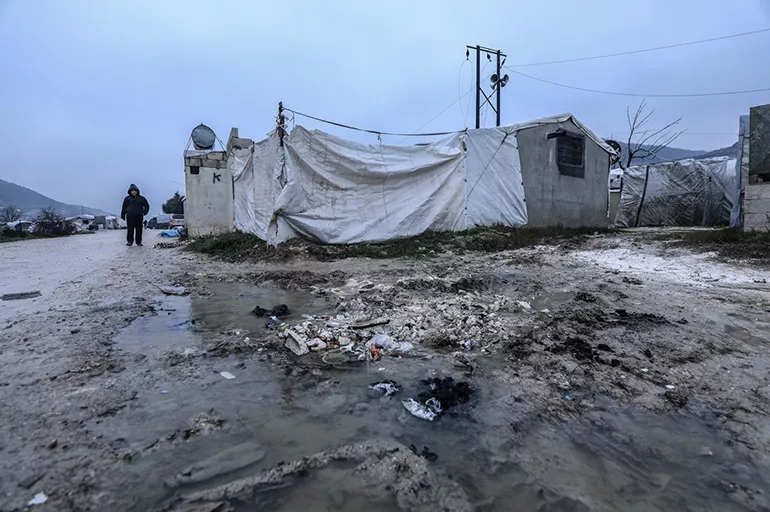 Zorlu kış İdlib'i vurdu: Kamplardaki Suriyeliler hayat mücadelesinde