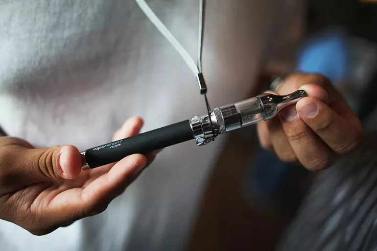 18 yaş altı bile elektronik sigara kullanıyor! İngiltere'de hastaneye yatışlar 4 kat arttı