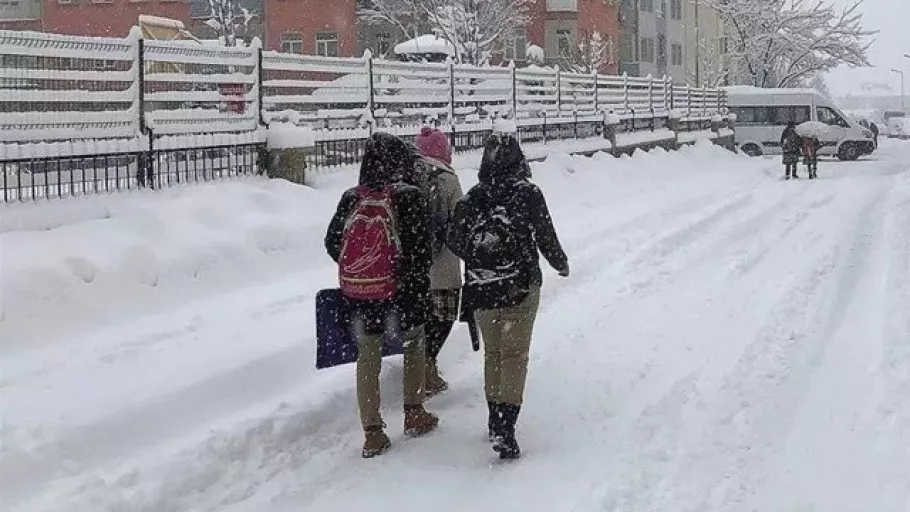 3 ilçe için kritik karar! Kar yağışı nedeniyle okullar tatil edildi