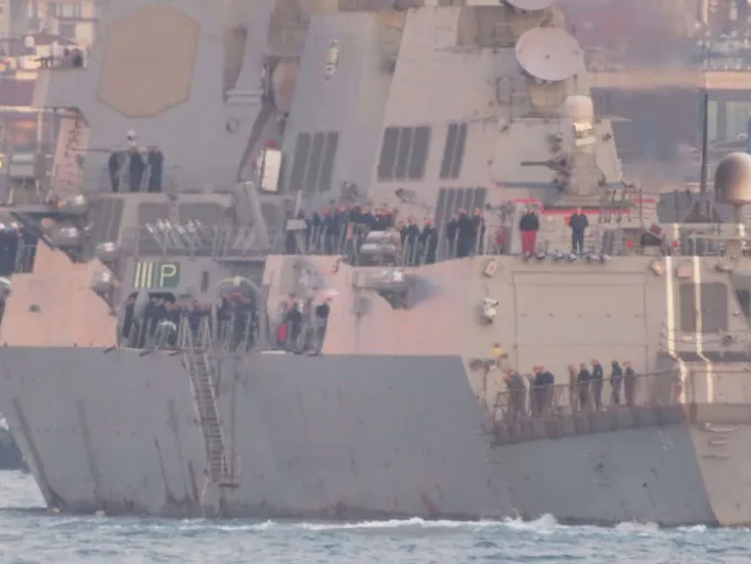 ABD Savaş gemisi Dolmabahçe açıklarında demirledi! ABD Büyükelçisi gemiyi ziyaret edecek