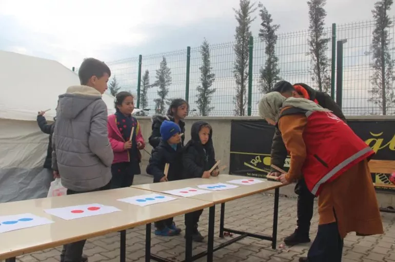 Çadır kent okul oldu: Adıyaman'da depremzede çocuklar ders başı yaptı
