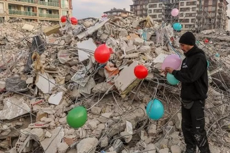 Deprem bölgesinden iç burkan fotoğraflar! Enkazların üzerine çocuklar için balon koydular