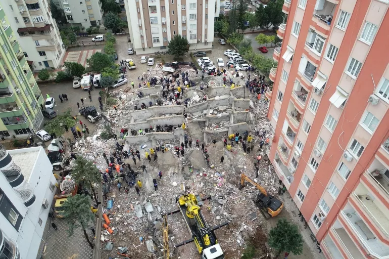 Depremde yıkılan binada kolonları kesmişlerdi! 2 kişi tutuklandı