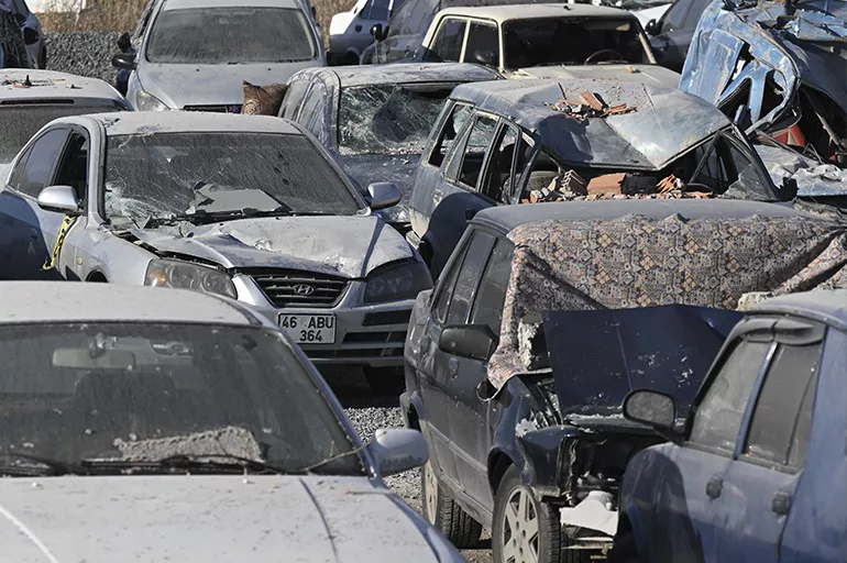 Depremde zarar gören binlerce araç otoparkta toplandı! Kayıp araçlara ne olacak?