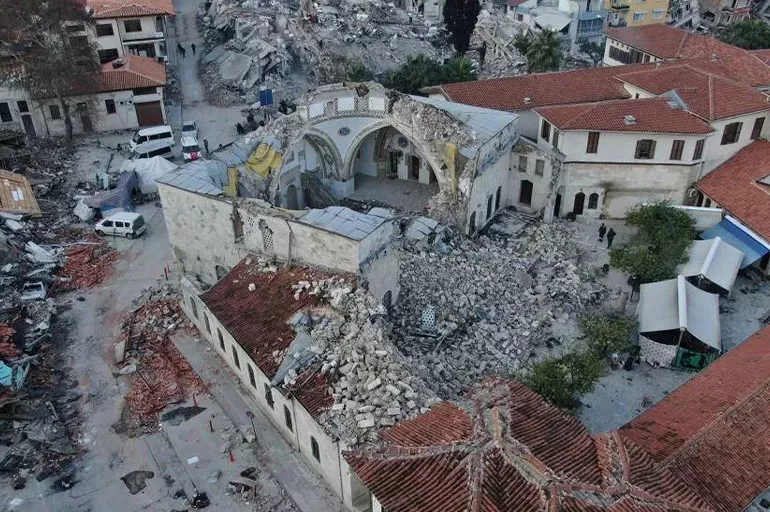 Depremler tarihi yapıları vurdu: Anadolu'nun ilk camisi yıkıldı