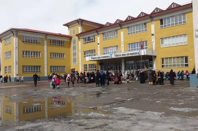 Depremzede çocuklar 71 ildeki okullarda ders başı yaptı