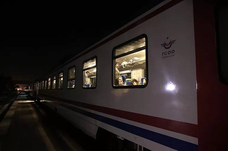 Depremzedeler TCDD vagonlarına yerleştirildi: Bin kişiye sıcak ortam ve kesintisiz enerji