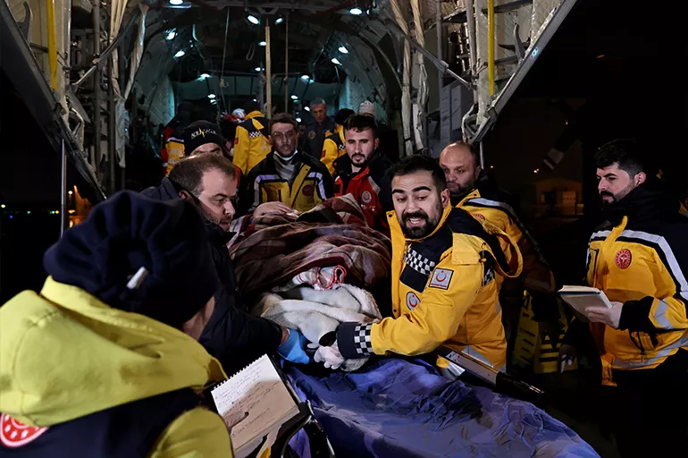 Depremzedeleri taşıyan askeri uçak Atatürk Havalimanı'na indi: Yaralılar hastanelere sevk ediliyor