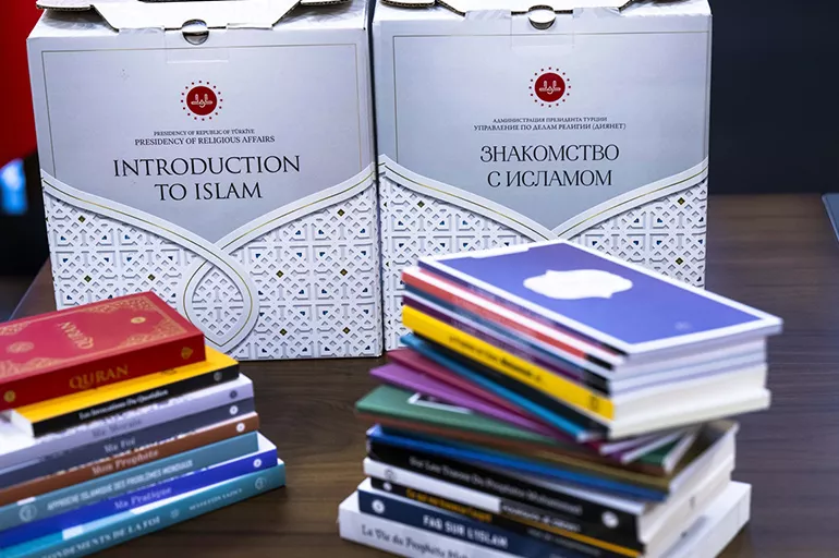 Diyanet'ten 4 dilde 30 kitaplık rehber: İslamiyet'i seçenler kullanacak